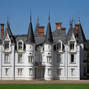 https://chateau-de-la-motte-noailly.hotels-rhonealpes.com